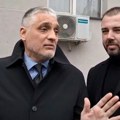 Aca Kos za Dan žena uslikao Čedu sa ogromnim buketom, ovako je političar slavio: "Za sve nas koji imamo..."