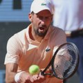 (VIDEO) Novak savladao još jednog Francuza, čudesni poen ga je ''pogurao'' u kriznim momentima!