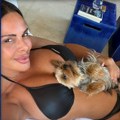 Vatrena brineta (49) zavela dva pevača, pa ih obojicu napustila: Rodila im decu, a sad se skinulu u bikini i pokazala…