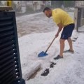 Čisti sneg lopatom usred leta! Ne, ovo nije veštačka inteligencija! Čovek u Nevesinju izašao na ulicu u šotsu i majici i bacio…