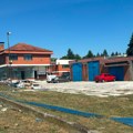 (Foto) Stravični prizori na mestu nesreće u Mladenovcu! "Audi" se zakucao u autobus, ima mrtvih i povređenih: Delovi vozila…