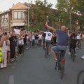 Građani Vršca i Valjeva dočekali studente bicikliste uz ovacije, aplauze i povike "pumpaj" i "studenti pobeđuju"