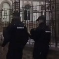 (Video) Policija naoružana dugim cevima patrolira ispred sinagoge u Novom Sadu. U Srbiji proglašen crveni stepen bezbednosti…