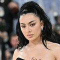 Čarli XCX glumi u novom filmu Martina Skorsezea sa Leonardom Dikapriom i Dženifer Lorens