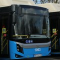 Kamenovan autobus GSP-a u Bukovcu, kamen prošao tik kraj glave vozača