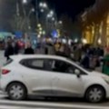 Ужас у центру Београда: Мушкарац изударао жену која је прелазила пешачки на зелено, а онда су из кола излетели други…