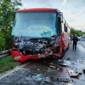 Poginuo vozač, više od 35 povređenih! Detalji saobraćajne nesreće u Mladenovcu: Direktan sudar autobusa i automobila…