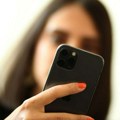 Još jedna zemlja zabranjuje telefone u školama: Uvode se drastične mere: "Deca postaju sve više antisocijalna"