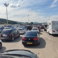 AMSS upozorava na veliki broj vozila na putevima: Sezona je godišnjih odmora, automobili na Gradini čekaju dva sata, a na…