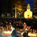 Jecaji ljudi i kiša slivali su se u jednu reku Jecaji su odzvanjali dok je nebo plakalo nad Cetinjem dok su se opraštali od…