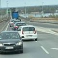 Gori nisko rastinje i gume kod Pančevačkog mosta Vatrogasci na licu mesta
