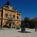 Stanovnici Novog Sada prekrečili grafite "Na Limanu zora sviće, pokraj Štranda crkva biće"