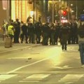 Neredi obeležili protest u Valjevu: Bačene baklje na gradske institucije, policija intervenisala