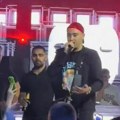 Naš popularni pevač hteo da prebije fana u publici! Skandalozan snimak zgrozio naciju: Dođi na binu, dođi sad...