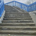 VAŠA PISMA! Opomena, oprezno preko pasarele, nadvožnjaka prema Bolnici. Stepenice se rone, srča na sve strane!