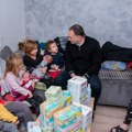 Градоначелник Зрењанина у Белом Блату: У посети десеточланој породици Проданов, уручио поклоне за малишане