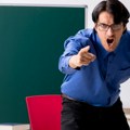 Skandal u elitnoj školi! Nastavnik pretilo nožem učenicima tokom časa: "Odseći ću ti prste ako ne budeš dobar"