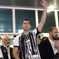 Turci dočekali Dušana kao cara: Vlahović podigao tri prsta, a ono što je posle uradio bacilo Bešiktaš u trans