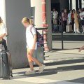 Kristina Radenković sa ćerkom i sinom na aerodromu u Beogradu Voditeljka u ležernom izdanju, a mališani na leđima nose rančeve…