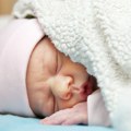 Beba požurala da dođe na svet Hitna pomoć stigla na Banovo brdo, a onda zatekla prizor koji se ne viđa svake noći