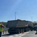 Haos kod isključenja za Mladenovac: Sudarili se automobil i kamion, sve stoji čeka se policija