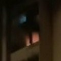 Dete bacilo komšiji petardu na terasu: Popucala su stakla i zidovi, a na balkonu je buknula vatra (video)