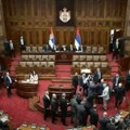 Opozicija već divlja u parlamentu: Nastavak konstitutivne sednice Skupštine - Nasrću na govornicu i viču