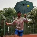 VIDEO Novak trenirao tokom nevremena u Beogradu: Uzeo kišobran, pa reketom uperio ka nebu i nasmejao sve