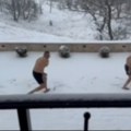 (Video) Grudvanje u gaćicama na Zlatiboru: Novosađani se zabavljaju na ruski način: Gađali se, a onda se bacili na sklekove