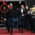 Član SNS Aleksandar Jokić koji je napao studente ispred FDU pojavio se danas u pratnji Aleksandra Vučića