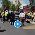 Autom pokušao da prođe kroz kolonu građana na protestnoj šetnji (VIDEO)