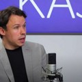 Drama: Poslanik se popeo na zgradu skupštine i preti da će da skoči