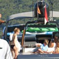 (Foto) Novak obukao šorts za kupanje, a Jelena u mini bikiniju: Uhvaćeni u Hrvatskoj na skrivenioj plaži: Šetaju bosi