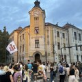 „Prošlo je radikalsko vreme“ – građani i studenti protestovali i u Nišu, policija čuvala prostorije SNS