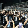 Ludnica na tašmajdanu: Pogedajte slavlje košarkaša Partizana i Grobara posle meča sa PAOK