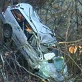 Sleteli u provaliju duboku 50 metara! Stravična saobraćajka kod Prijepolja: Automobil uništen, putnici hitno prevezeni u…