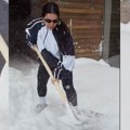 (Video) Seka Aleksić u helankama i duksu čisti sneg: Pevačica uzela lopatu u ruke, naočare ne skida