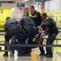 Horor u Njujorku: Pomahnitali napadač nožem ubadao ljude na prepunoj stanici, šestoro ranjeno! (video)