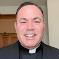 "Živim u kutiji, ali napokon sam srećan" Milioner se odrekao bogatsva, okrenuo se Bogu i postao sveštenik: "Prekretnica se…