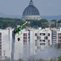 Veliki požar kod obilaznice u Rimu, helikopteri u gašenju, saobraćaj u kolapsu