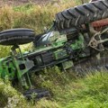 Traktor sa prikolicom se prevrnuo na čoveka: Muškarac (54) zadobio teške povrede kod Grocke