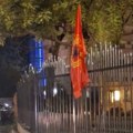 Lipljan: Mladići postavili zastave Albanije i tzv. OVK na ogradu crkvene porte