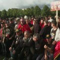 (Video) Pojačane mere bezbednosti u Hagu: Policija pozvala okupljene da napuste prostor oko Specijalnog suda