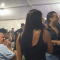 Šok scena na Šabačkom vašaru! Žena našeg pevača napravila haos ispod šatre, uzela mu mikrofon, on se krstio: Isplivao snimak…