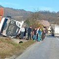 Saobraćajna nezgoda kod Arilja: Kamion završio prevrnut pored puta