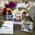 Vlasti poručile da "nema ništa kriminalno" u smrti Alekseja Navaljnog, Rusi uprkos hapšenjima nastavili da odaju počast