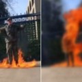 Američki vojnik se zapalio ispred ambasade! Rekao - "Neću da budem saučesnik u genocidu", pa se polio benzinom (video)