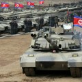 (Foto) Kim Džong Un vozio tenk, samo mu glava viri! Odgovor Americi - Upravljao "najmoćnijim oklopnim vozilom na svetu"