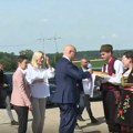 Susret uz so i pogaču: Vučević i Brnabić dočekali Viškovića i Cvijanović na graničnom prelazu Sremska Rača (foto)