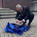 Kandidat za predsednika Poljske Gžegož Braun zgazio pa zapalio zastavu Evropske unije (video)